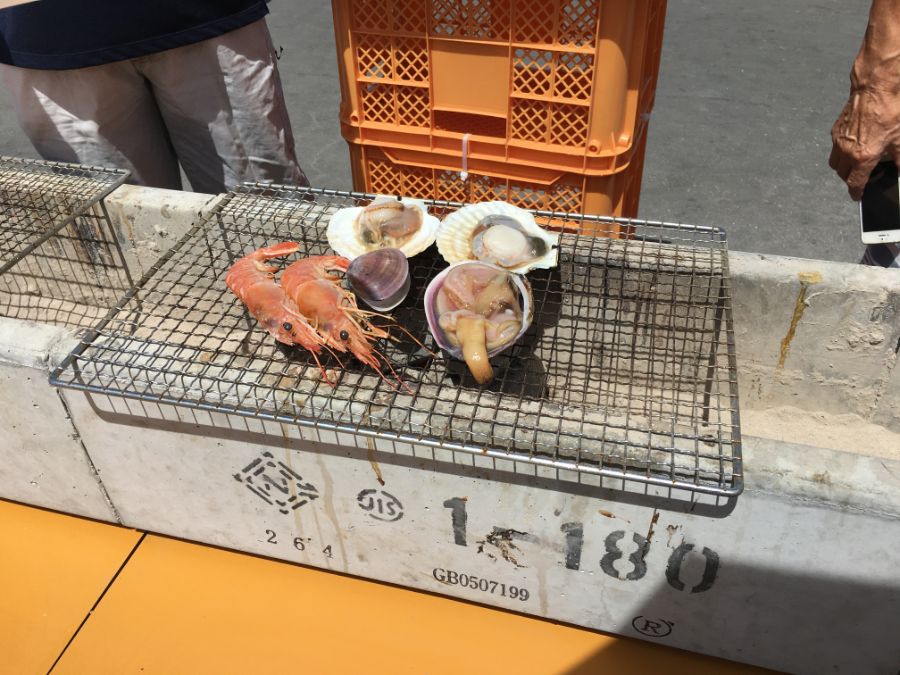 バーベキューで焼かれるエビに貝