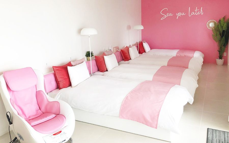 ピンクがキーカラーの客室