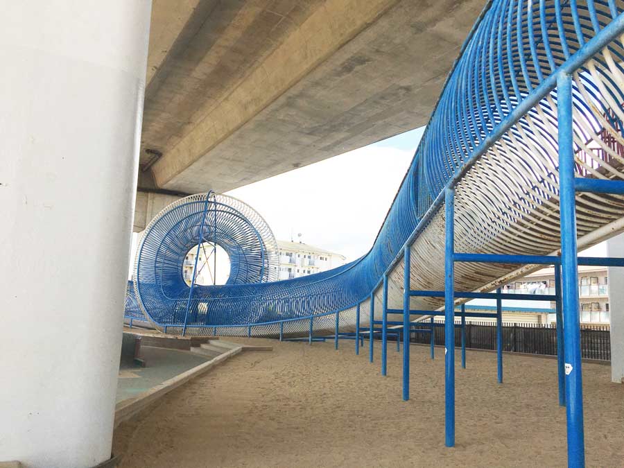 龍のような遊具