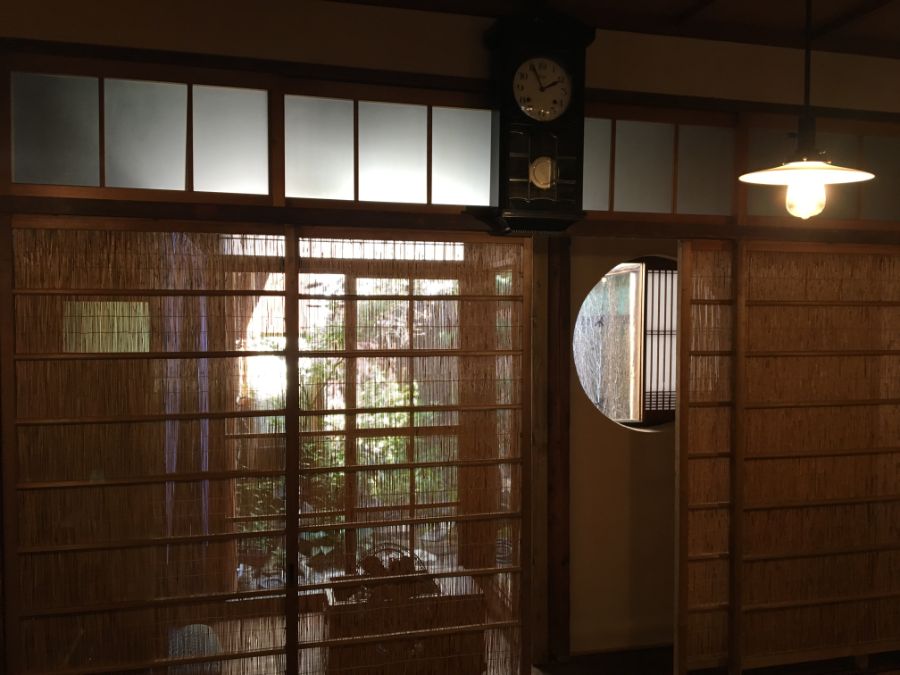 日本らしい風情のある店内