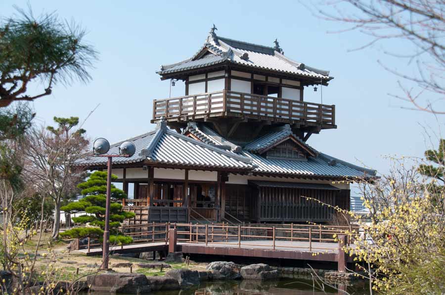 そびえたつ展望舎