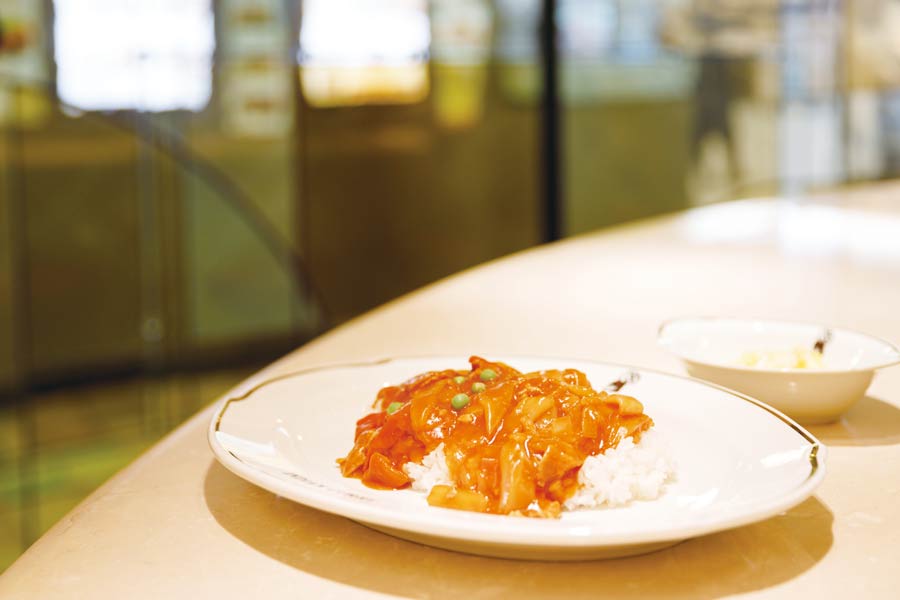 皿に盛られたハヤシライス