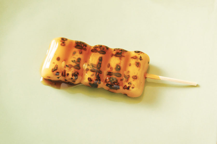 タレたっぷりのみたらし団子