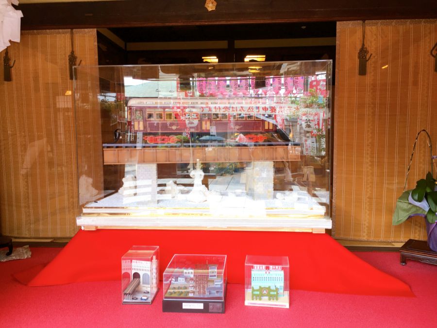 お菓子の阪急電車の展示