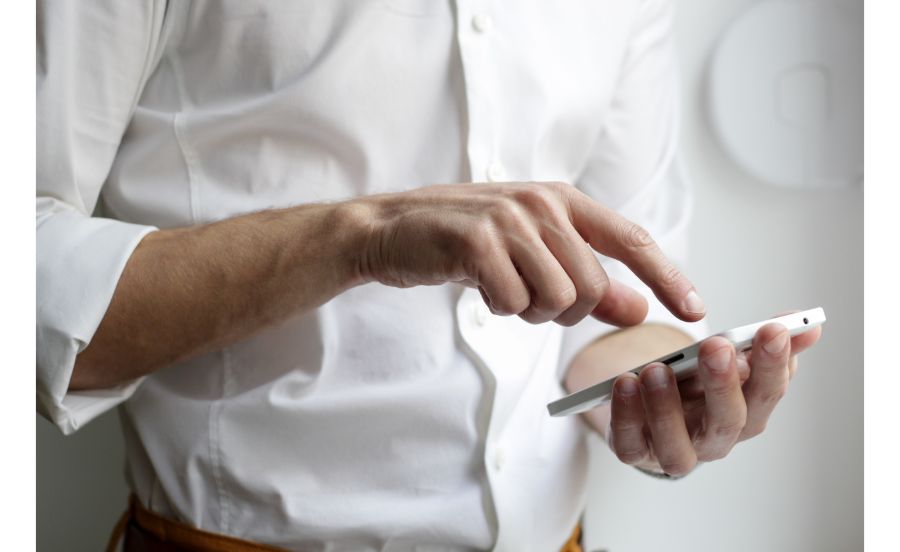 スマホを触る男性