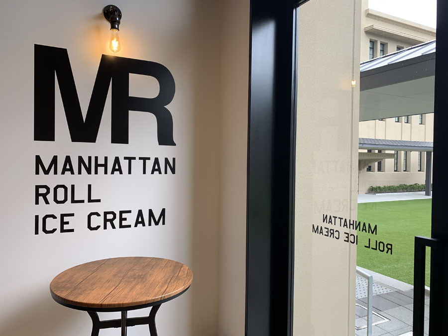 マンハッタンロールアイスのロゴ