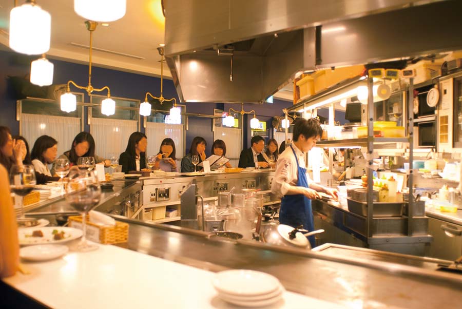 ライブキッチンがある赤白の店内