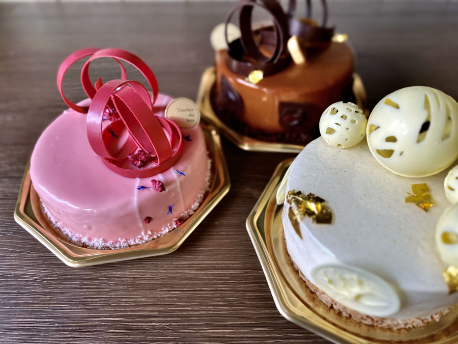 チョコレートの細工が繊細なケーキ