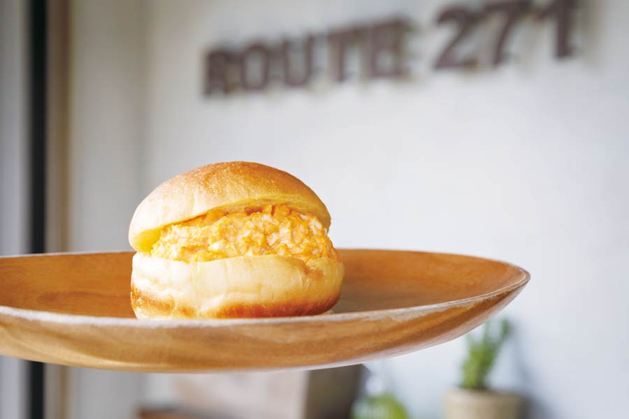 あふれんばかりの卵を挟んだサンド