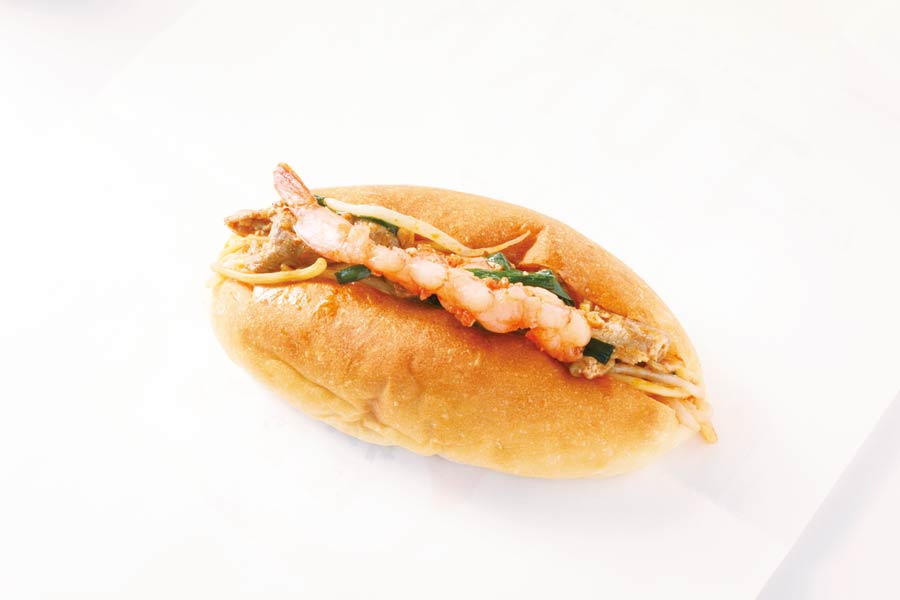 具材たっぷりのタイ風焼きそばパン