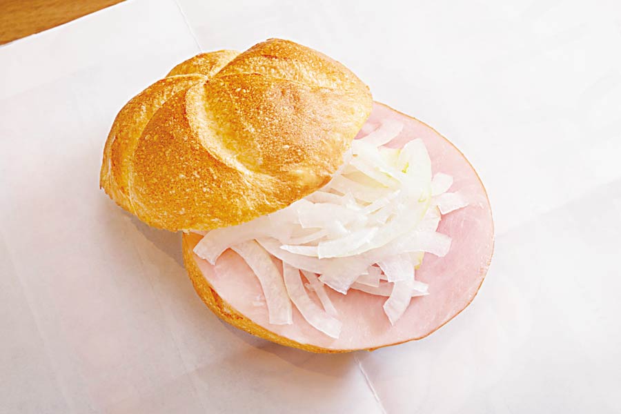 ハムと玉ねぎを挟んだサンド