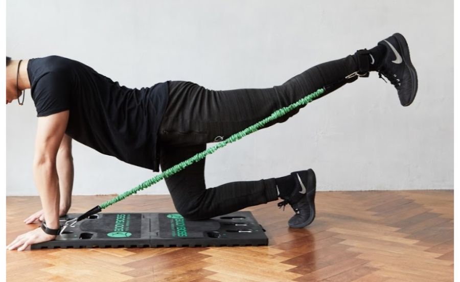 筋トレする男性