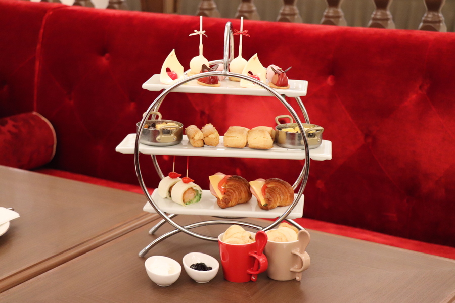 豪華で華やかなアフタヌーンティーセット