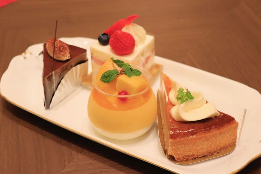 お皿に盛られたケーキ