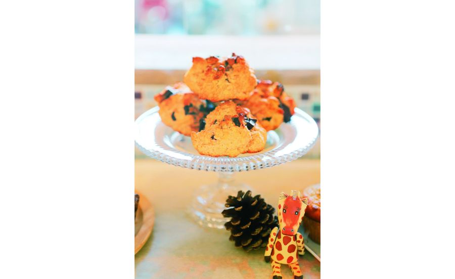 お手製のスコーンなどが並ぶ