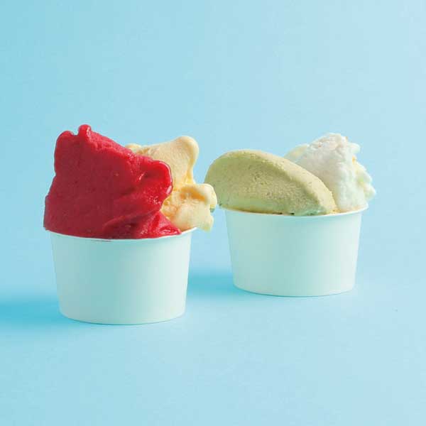 カップにもられた鮮やかなアイス