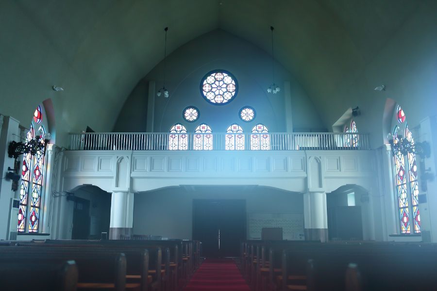 カトリック夙川教会堂内のファサード