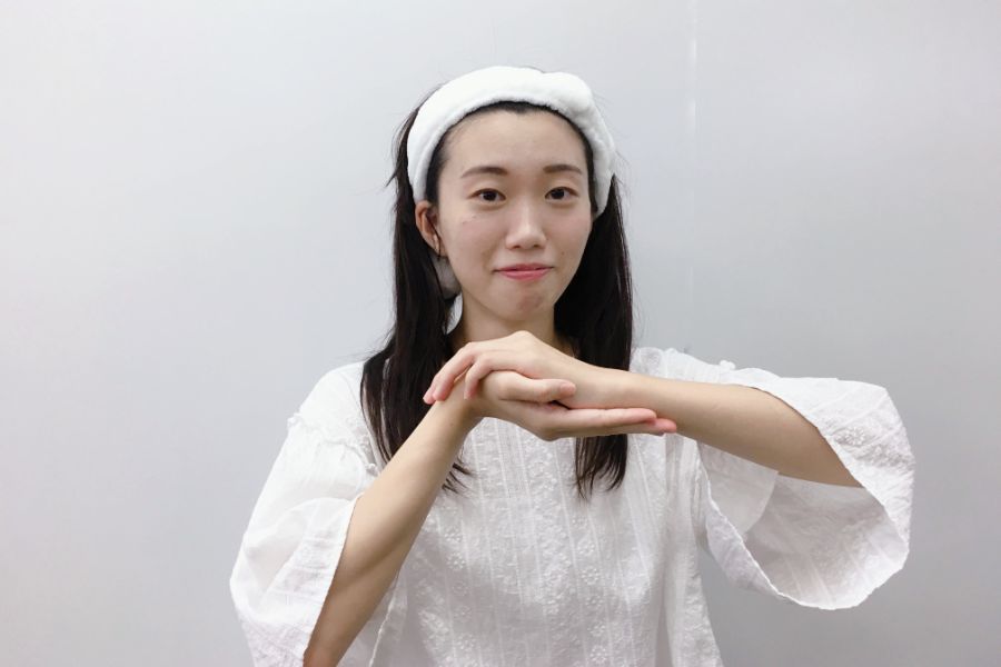 手のひらをあわせた女性