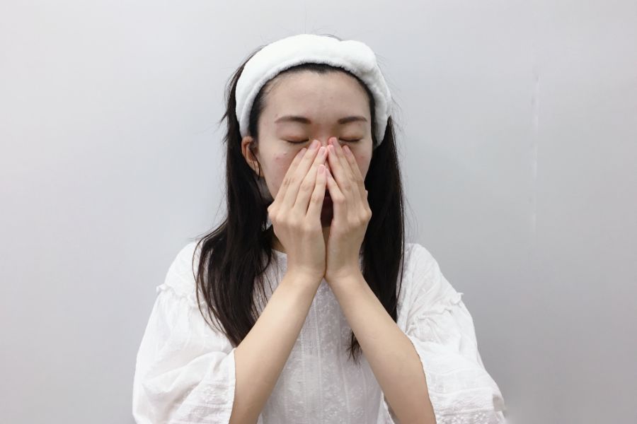 目頭に手をあわせた女性