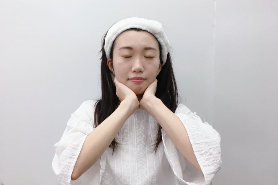 首元までしっかりお手入れをする女性