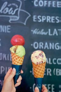 コーンにもられたアイス