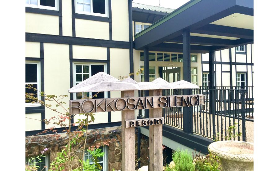 六甲山を模した木彫の看板がキュート！