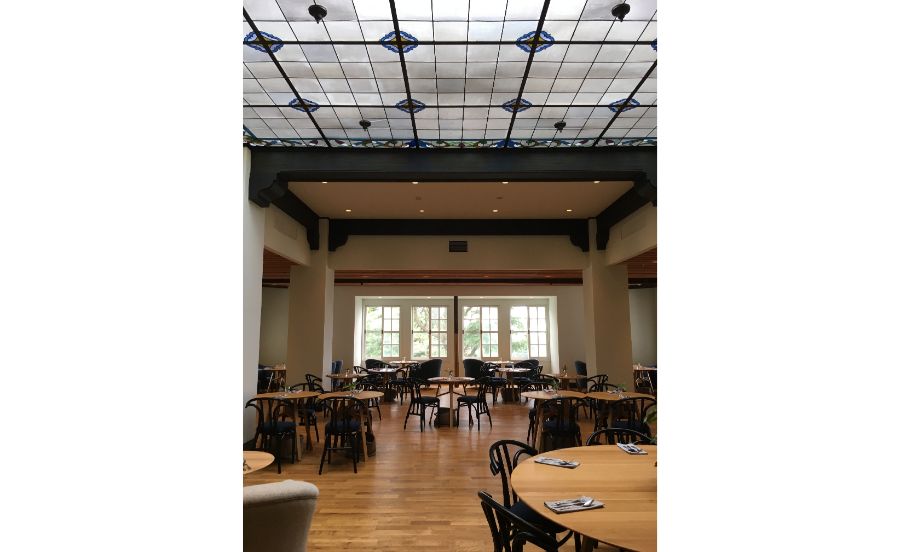 カフェテリアの天井は、六甲山ホテルで使用されていたステンドグラス