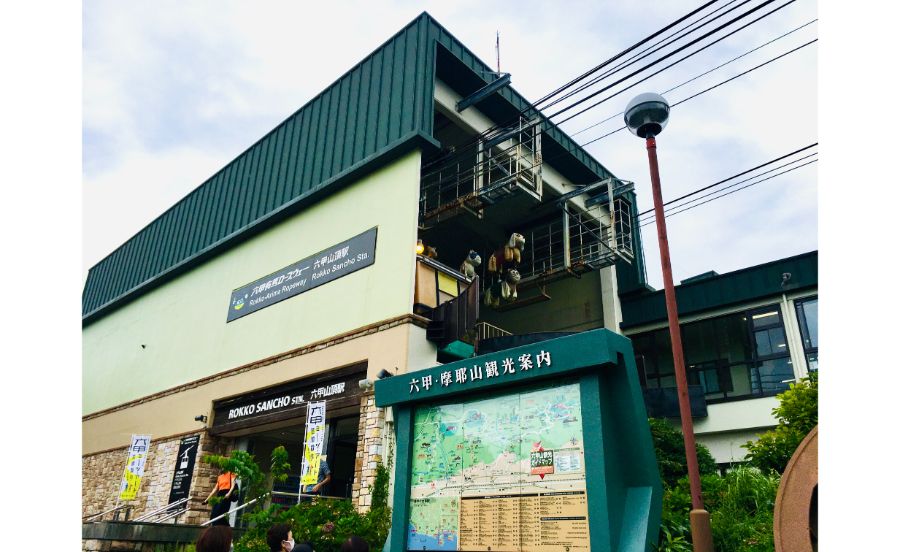 見上げると何かが吊られています