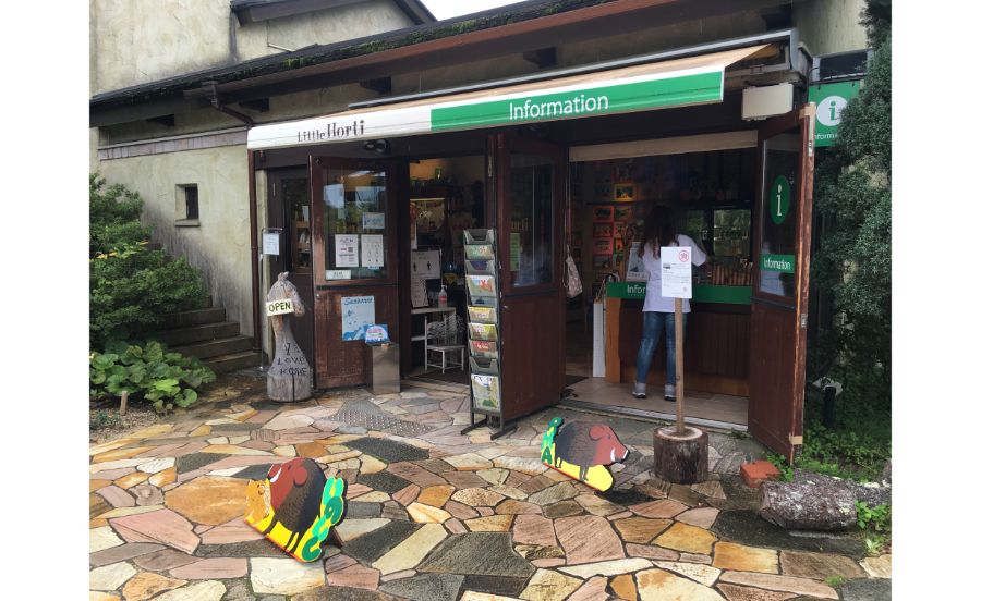 グッズなども販売しているリトルホルティも作品を展示