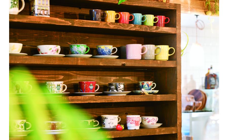 色とりどりのカップが並ぶ