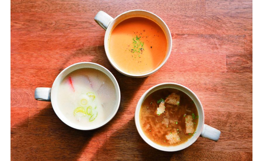 赤エビのビスク、オニオンスープ、具沢山な酒粕汁