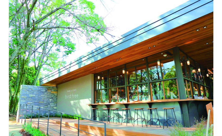 テイクアウトでコーヒーを手に公園の散策もおすすめ