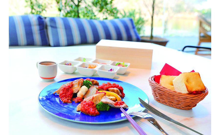 但馬鶏のもも炭火焼き~完熟トマトとガーリックソース