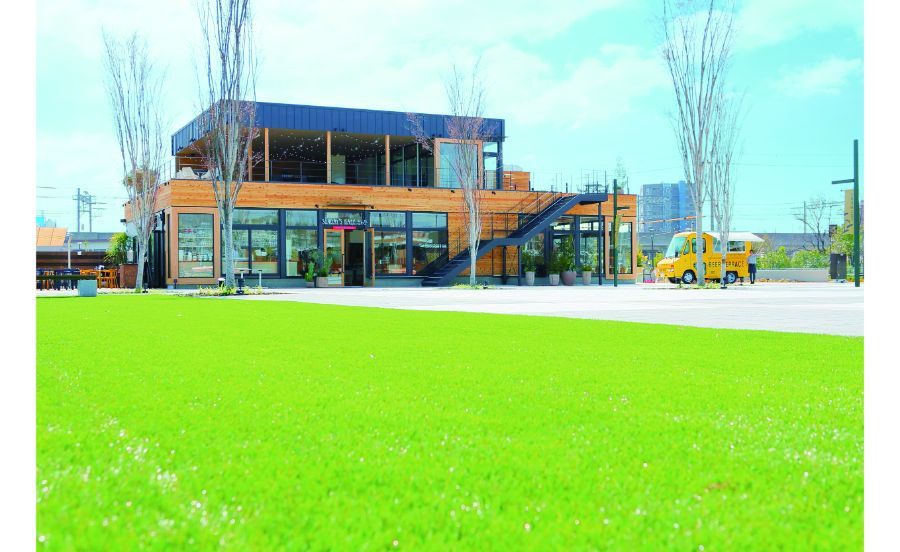 大きな公園内にある大型カフェ