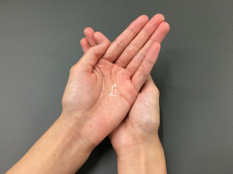 手のひらに美容液をのせた様子