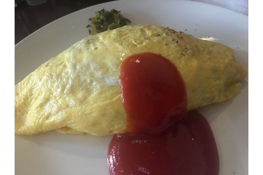 ケチャップがかかったオムライス