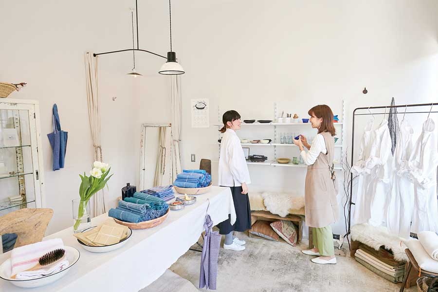 店内で話すスタッフと女性