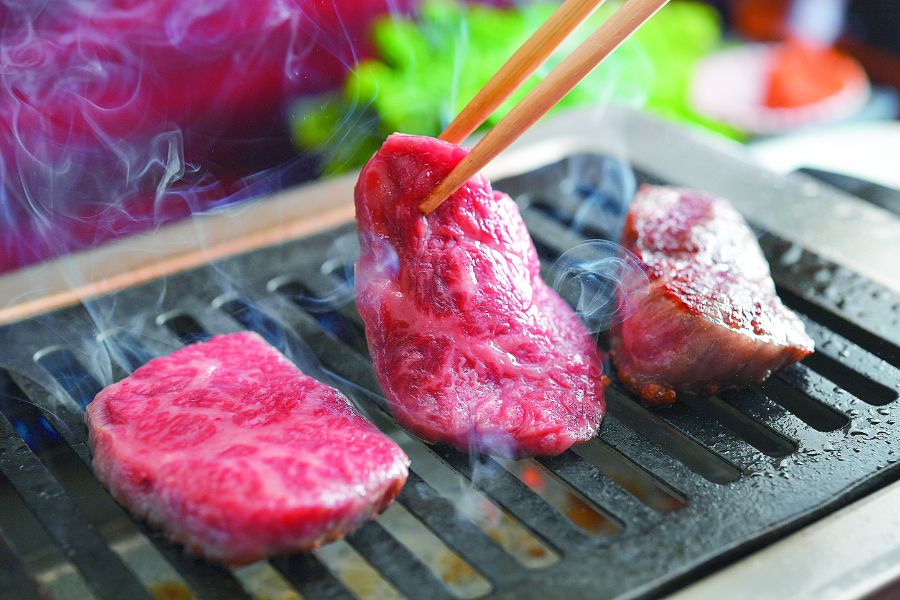 肉が焼かれる様子