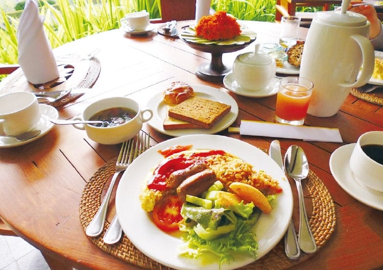 テーブルに並べられた料理