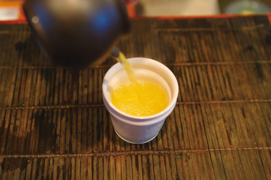 急須で注がれる煎茶