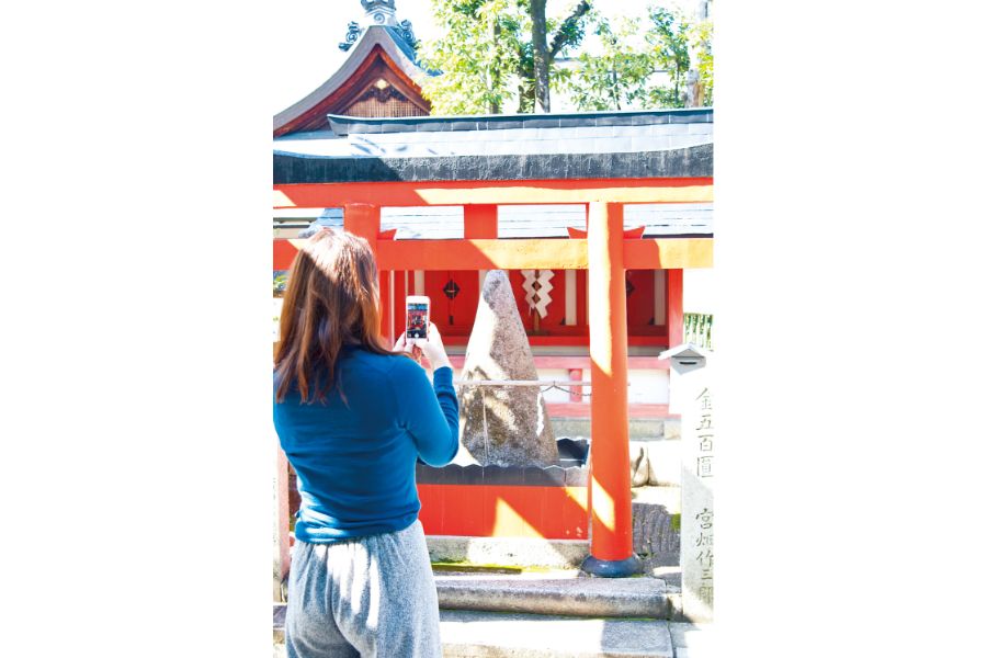 社を撮影する女性