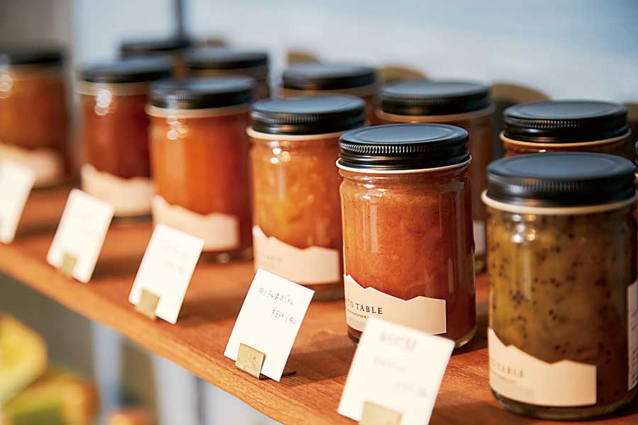 棚に置かれたジャムの瓶