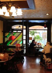 ステンドグラスが映える店内