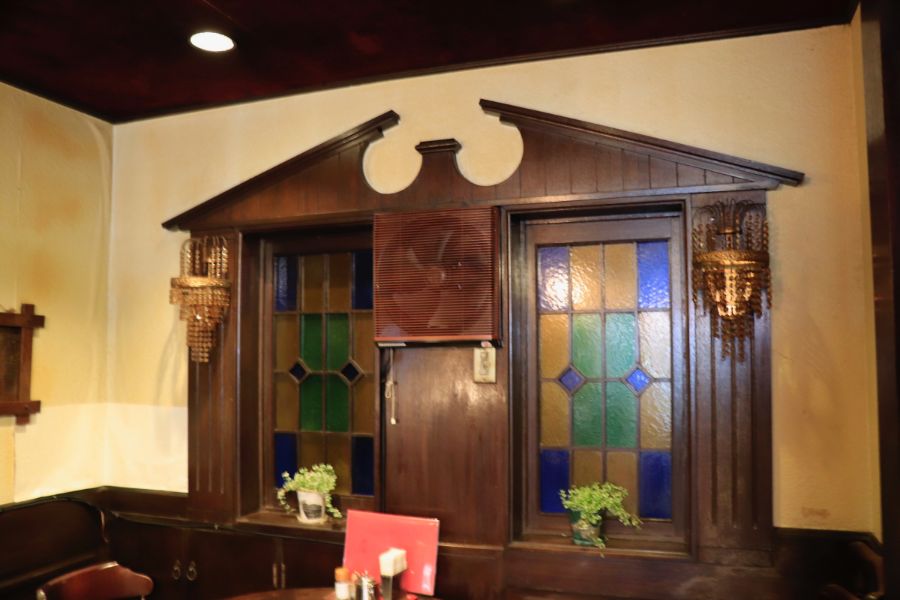 ステンドグラスが施された窓