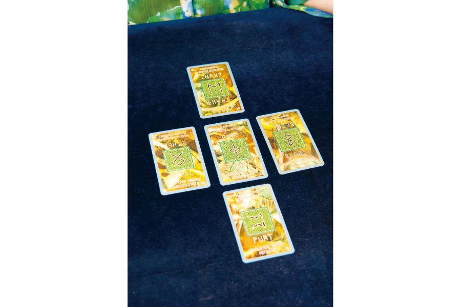 テーブルに置かれた占いのカード