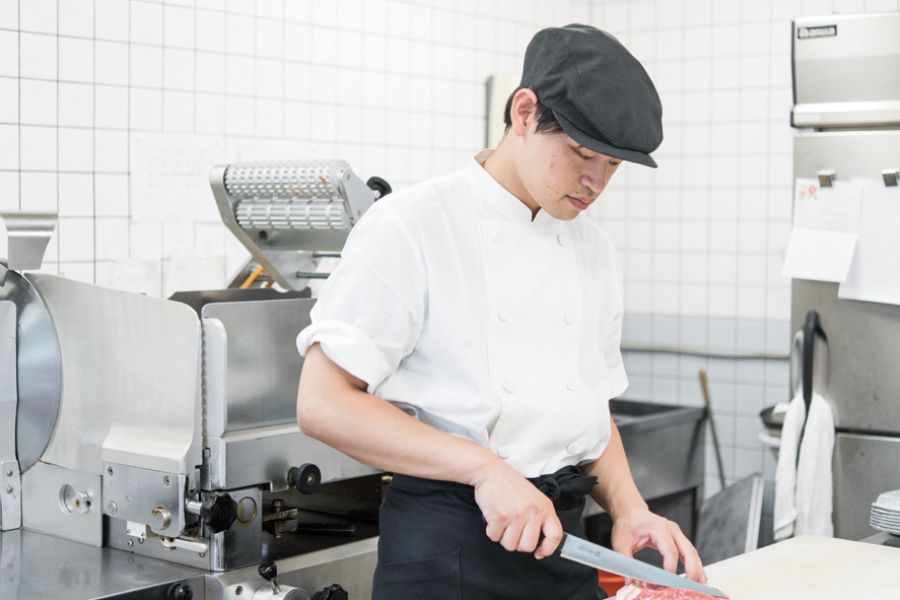 調理場で豚ミンチをたたく貴仁さん