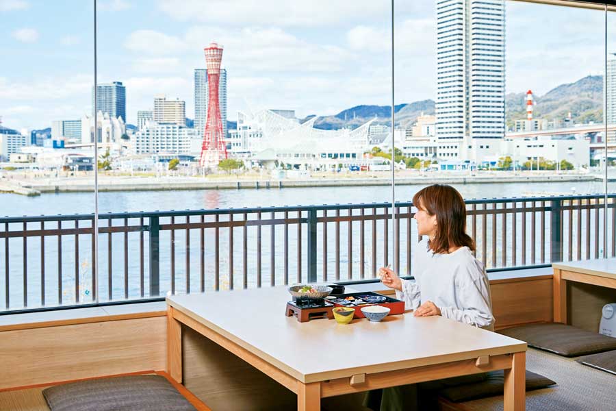 食事をしながら景色を眺める女性