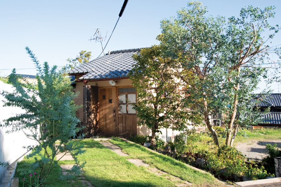 緑に囲まれた古民家