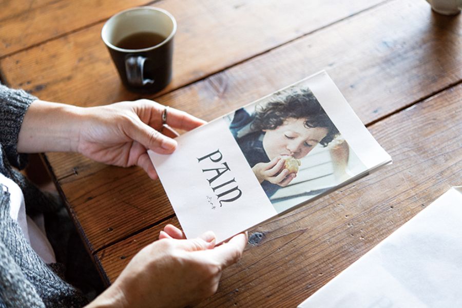 写真集の表紙は、パンを食べる人