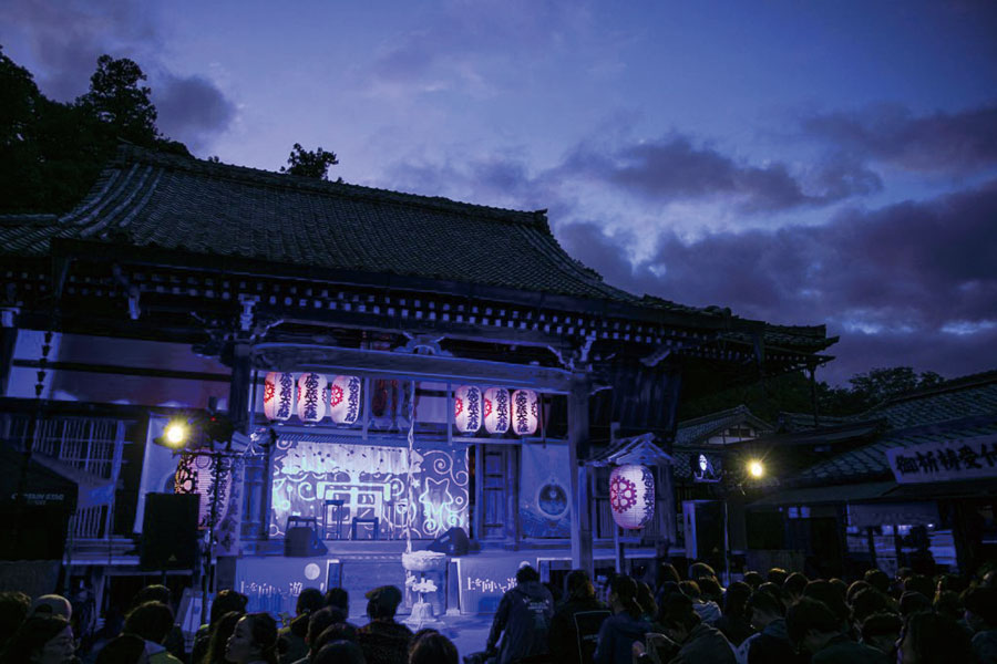 妖艶な光に照らされる法輪寺の本堂